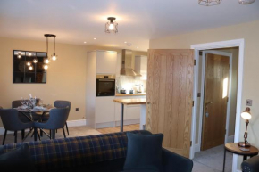 Canal view 2 bed picturesque cottage with log fire